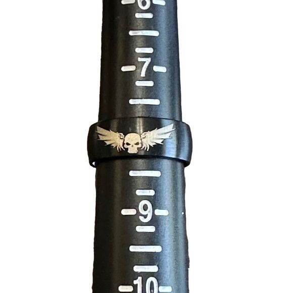 NWOT Size 8 Titanium band with etched skull and bat wings - Picture 5 of 5
